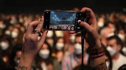 Devant l'impossibilité de se produire sur scène, certains artistes et groupes émergents ont revu leur direction artistique et fait la part belle à la créativité. (LLUIS GENE / AFP)