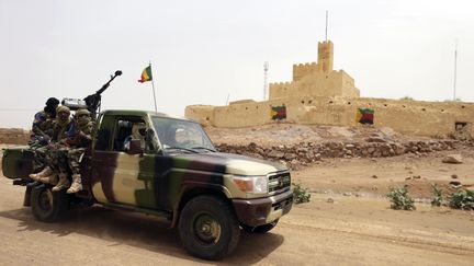 Des soldats maliens patrouillent dans les rues de Kidal, au nord du Mali, le 29 juillet 2013. (KENZO TRIBOUILLARD / AFP)