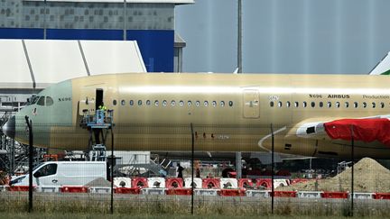 Un airbus A 350 en construction à Toulouse, le 11 juillet 2024. (REMY GABALDA / MAXPPP)