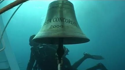 Un plongeur italien explore l'&eacute;pave du "Costa Concordia", au large de l'&icirc;le toscane du Giglio, le 19 janvier 2012. (FTVi / APTN)