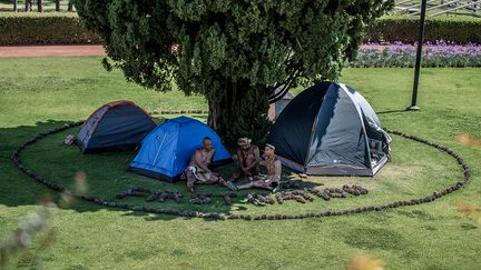 Depuis 2017, le chef d'une communauté autochtone qui se fait appeler "roi Khoïsan" et ses partisans campent devant l’Union Buildings à Pretoria, là où se trouve le bureau du président sud-africain Cyril Ramaphosa. Ils demandent à être déclarés première nation du pays, et exigent également que leur langue soit officiellement reconnue et proclamée langue nationale du pays.&nbsp; &nbsp; (GULSHAN KHAN / AFP)