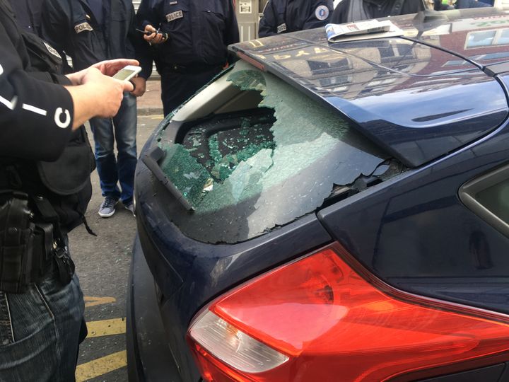 Le pare-brise d'une voiture a été brisé lors d'un mouvement des supporters anglais, en début d'après-midi, près de la gare de Lille-Flandres (Nord). (FABIEN MAGNENOU / FRANCETV INFO)