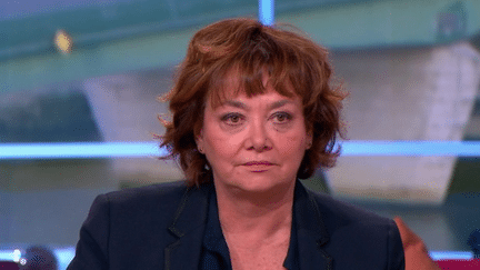 Présente sur le plateau du 8 Heures, mardi 17 octobre, Nathalie Saint-Cricq, éditorialiste politique à France Télévisions, revient sur la manière de gérer les récentes attaques terroristes au sein de l'exécutif. (France 2)