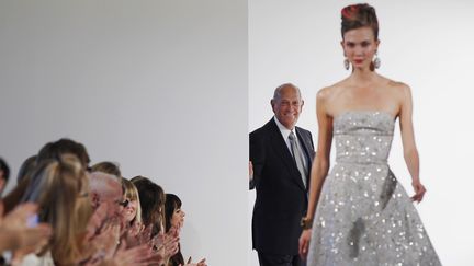 Le styliste Oscar de la Renta, lors d'un d&eacute;fil&eacute; &agrave; New York, le 11 septembre 2012. ( LUCAS JACKSON / REUTERS )