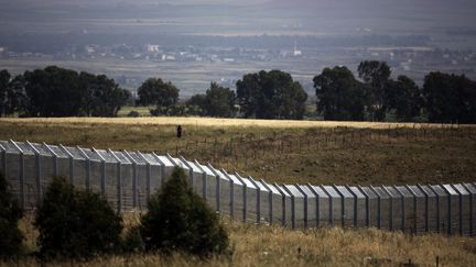 La fronti&egrave;re s&eacute;parant Isra&euml;l et la Syrie, sur le plateau du Golan, o&ugrave; quatre observateurs de l'ONU ont &eacute;t&eacute; enlev&eacute;s par des rebelles syriens, le 7 mai 2013. (MENAHEM KAHANA / AFP)