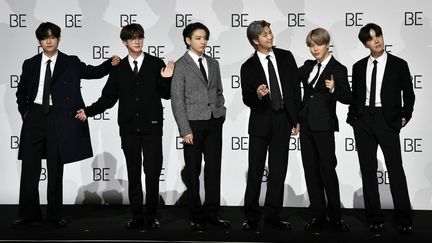 Le groupe sud coréen de K pop BTS en conférence de presse à Séoul, le 20 novembre 2020. (JUNG YEON-JE / AFP)