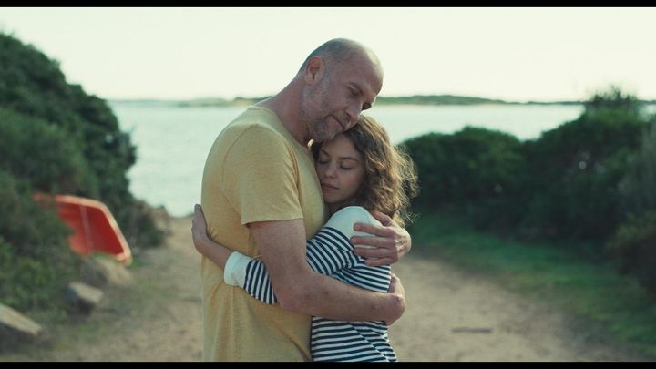 François Damiens et Salomé Dewaels dans le film "Sous le vent des Marquises" de Pierre Godeau, sortie le 31 janvier 2024. (PAN DISTRIBUTION)