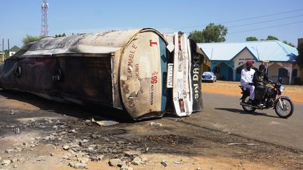 Un camion-citerne renversé au Nigeria, le 16 octobre 2024. (AMINU ABUBAKAR / AFP)