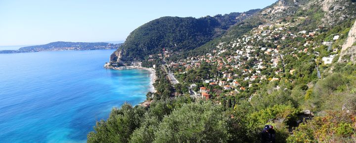 Le couple va chanter à&nbsp;Eze-sur-Mer, au sommet de cette colline de 400 metres surplombant la mer. (SYLVESTRE / MAXPPP)