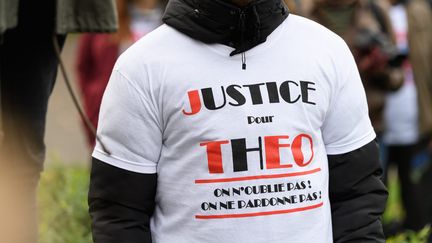 Un rassemblement aux abords du Tribunal de grande instance de Bobigny (Seine-Saint-Denis) en soutien à Théo, le 28 octobre 2017. (MAXPPP)