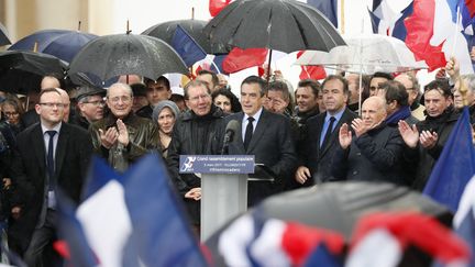 François Fillon entouré de ses soutiens, dimanche 5 mars place du Trocadéro à Paris. (THOMAS SAMSON / AFP)