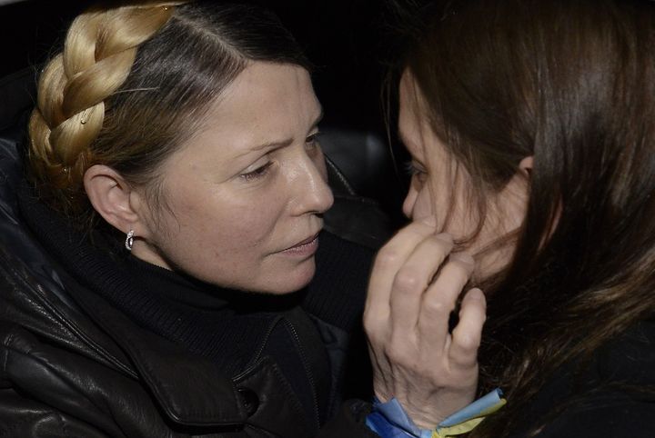 Ioulia Timochenko rertrouve sa fille &agrave; l'a&eacute;roport de Kiev, le 22 f&eacute;vrier 2014. ( REUTERS)