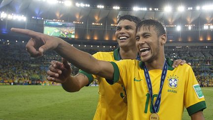 Les Br&eacute;siliens Thiago Silva et Neymar, le 30 juin 2013 au stade Maracana, &agrave; Rio (Br&eacute;sil). (WAGNER MEIER / AGIF / AFP)