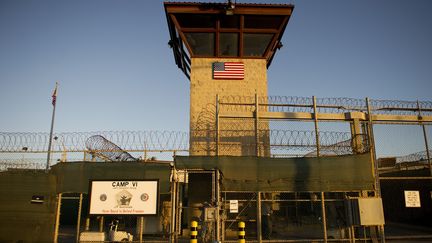 La porte d'entr&eacute;e du Camp VI sur la base am&eacute;ricaine de Guantanamo &agrave; uba le 19 janvier 2012. (JIM WATSON / AFP)