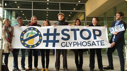 Des militants anti-glyphosate lors d'un rassemblement à Bruxelles (Belgique), le 23 octobre 2017. (OLIVER BECKHOFF / DPA / AFP)