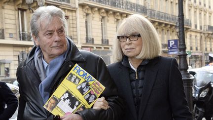 Alain Delon et Mireille Darc arrivent à l'hommage parisien pour Georges Lautner, le 5 décembre 2013.
 (Bertrand Guay / AFP)