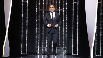 Le président du Jury, le réalisateur mexicain Alejandro Gonzalez Iñarritu arrive sur scène pour la cérémonie&nbsp; (VALERY HACHE / AFP)