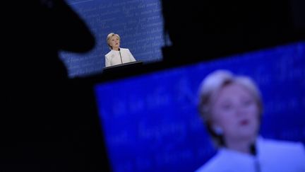 Hillary Clinton sur un écran de télévision, le 19 octobre 2016 (BRENDAN SMIALOWSKI / AFP)