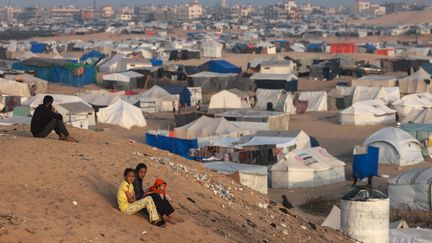 Des enfants palestiniens à Rafah, dans la bande de Gaza, le 30 mars 2024. (MOHAMMED ABED / AFP)