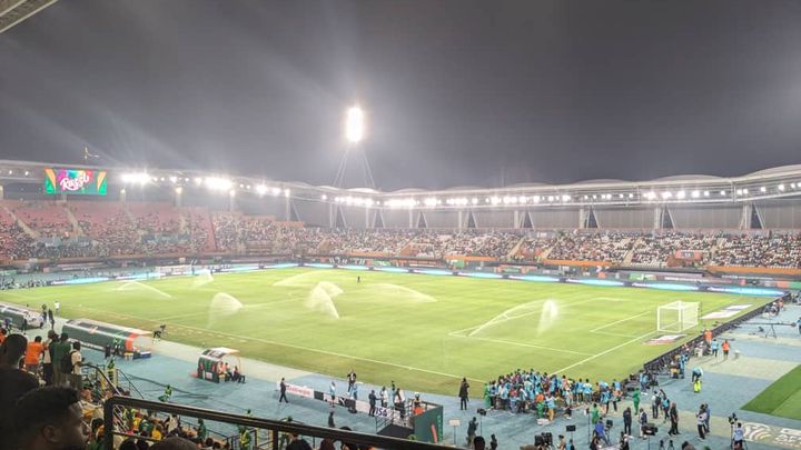 Arrosage de la pelouse au stade Houphouët Bouagny, sur la commune du Plateau d'Abidjan. Pour les autorités, la réussite de cette CAN était une priorité absolue. Le gouvernement entend bien se servir de la compétition comme d’une vitrine du développement du pays. (Photo Pierre Boisaubert)