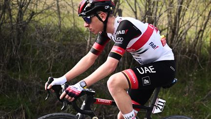 Tadej Pogacar a pris les devants dans ces Strade Bianche, samedi. (MARCO BERTORELLO / AFP)