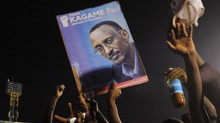 Des supporters fêtent la victoire de Paul Kagame à l'élection présidentielle, le 10 août 2010 à Kigali (Rwanda). (SIMON MAINA / AFP)