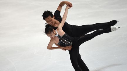 Ryom Tae-Ok and Kim Ju-Sik, les deux patineurs nord-coréens qui vont participer aux JO d'hiver de Séoul. (CHRISTOF STACHE / AFP)