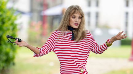 Arielle Dombasle le 29 août 2024 à Angoulême, lors d'une séance photo pour le Festival du Film Francophone. (LAURENT VU/SIPA)