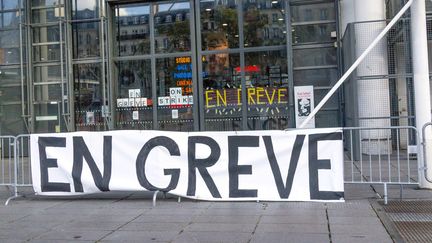 Une banderole de grève sur la façade de Centre Pompidou le 7 novembre 2023. (BRUNO LEVESQUE / MAXPPP)