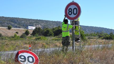 Changement d'un panneau de limitation de vitesse, à&nbsp;Salses-le-Chateau (Pyrénées-Orientales), le 25 juin 2018.&nbsp; (MAXPPP)