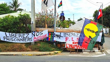 Devant le QG des militants kanaks du CCAT à Nouméa. (BENJAMIN ILLY / FRANCE INFO / RADIOFRANCE)