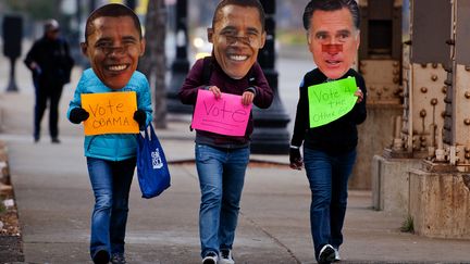 Des supporters de Barack Obama parcourent le sud de Chicago pour inciter les &eacute;lecteurs &agrave; se rendre aux urnes,&nbsp;mardi 6 novembre 2012. (JIM WATSON / AFP)