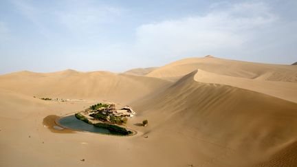 Le lac&nbsp;Yueyaquan Crescent, une oasis dans le nord-ouest de la Chine, le 12 mai 2013. (ED JONES / AFP)