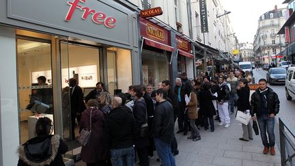 Affluence devant un boutique Free &agrave; Angers (Maine-et-Loire), le 11 janvier 2012.&nbsp; (J. CLAIR /&nbsp;LE COURRIER DE L'OUEST / MAXPPP&nbsp;)