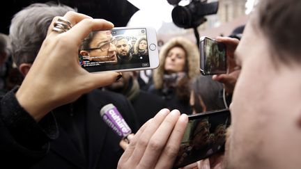 Jean-Luc Mélenchon, candidat à l'élection présidentielle, en direct sur l'application Periscope, le 11 janvier 2017, à Paris. (NICOLAS TAVERNIER / REA)