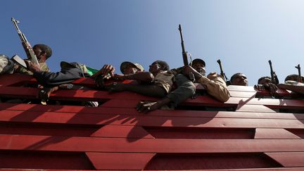 Des miliciens Amhara à Sanja, en Ethiopie, le 9 novembre 2020. (TIKSA NEGERI / REUTERS)