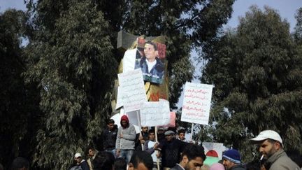 Une manifestation en hommage au vendeur ambulant qui s'&eacute;tait immol&eacute; par le feu en Tunisie, entrainant le soul&egrave;vement populaire. (FRANCOIS DUFOUR / AFP)