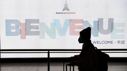 Un passager portant un masque contre le coronavirus aux arrivées de l'aéroport Roissy-Charles-de-Gaulle à Paris, le 26 janvier 2020 (photo d'illustration). (ALAIN JOCARD / AFP)