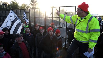 Les actions des "Bonnets rouges" contre une portique &eacute;cotaxe &agrave;&nbsp;Jugon-les-Lacs (C&ocirc;tes-d'Armor), le 9 novembre 2013 (JEAN-FRANCOIS MONIER / AFP)