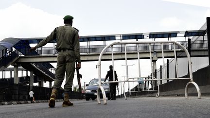 Un policier nigérian à un point de contrôle pour faire respecter le confinement à Lagos, le 12 avril 2020.&nbsp; (PIUS UTOMI EKPEI / AFP)