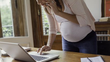 Une femme enceinte en télétravail. Photo d'illustration. (MAXPPP)