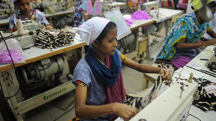 Une travailleuse bangladaise dans une usine de v&ecirc;tements situ&eacute;e &agrave; Dacca, le 16 avril 2012. (MUNIR UZ ZAMAN / AFP)