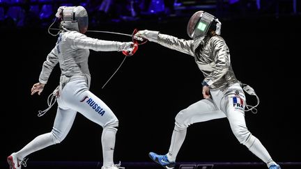 Cécilia Berder (à droite) face à la Russe Sofia Velikaia, lors de la finale par équipe des championnats du monde 2019. (BIZZI TEAM)