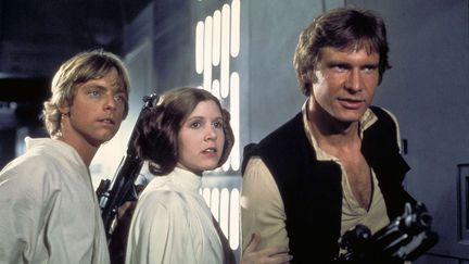 Mark Hamill (&agrave; gauche), Carrie Fisher (au centre) et Harrison Ford (&agrave; droite) dans l'&eacute;pisode IV de "Star Wars", sorti en 1977. (LUCASFILM LTD &TM / SIPA)