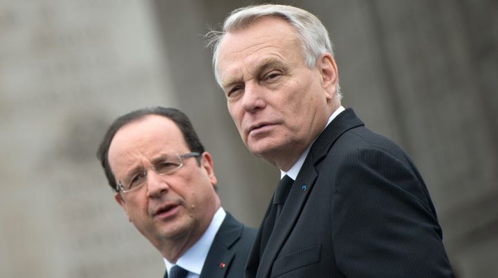 Le pr&eacute;sident de la R&eacute;publique, Fran&ccedil;ois Hollande, et le Premier ministre, Jean-Marc Ayrault, lors des c&eacute;r&eacute;monies marquant la fin de la seconde guerre mondiale, le 8 mai 2013 &agrave; Paris. (BERTRAND LANGLOIS / AFP)