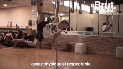 La pole dance, un sport réservé aux femmes ? Ils répondent "non". Et ces hommes comptent bien le montrer en cassant les codes et les nombreux clichés associés à cette danse.