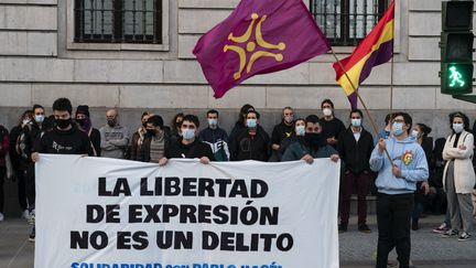 Des manifestants réclament la libération du rappeur Pablo Hasel en brandissant une banderole "La liberté d'expression n'est pas un délit", à Santander, en Espagne, le 20 février 2021. (JOAQUIN GOMEZ SASTRE / NURPHOTO)