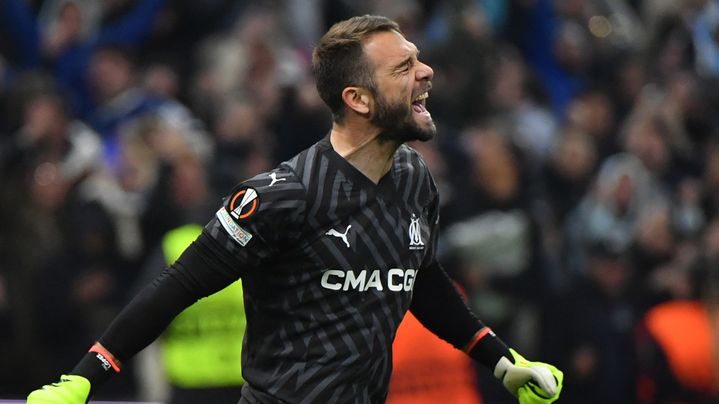 Le gardien de l'OM Pau Lopez lors du quart de finale retour de Ligue Europa contre Benfica, le 18 avril 2024. (SYLVAIN THOMAS / AFP)