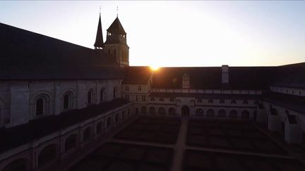 L'abbaye médiévale de Fontevraud prête ses murs à l’art contemporain (France 3)