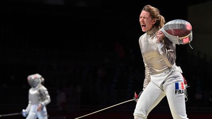 Manon Brunet lors de sa victoire contre l'Indienne&nbsp;Bhavani Devi Chadalavada Anandha Sundh en 8es de finale du sabre, le 26 juillet 2021. (FABRICE COFFRINI / AFP)